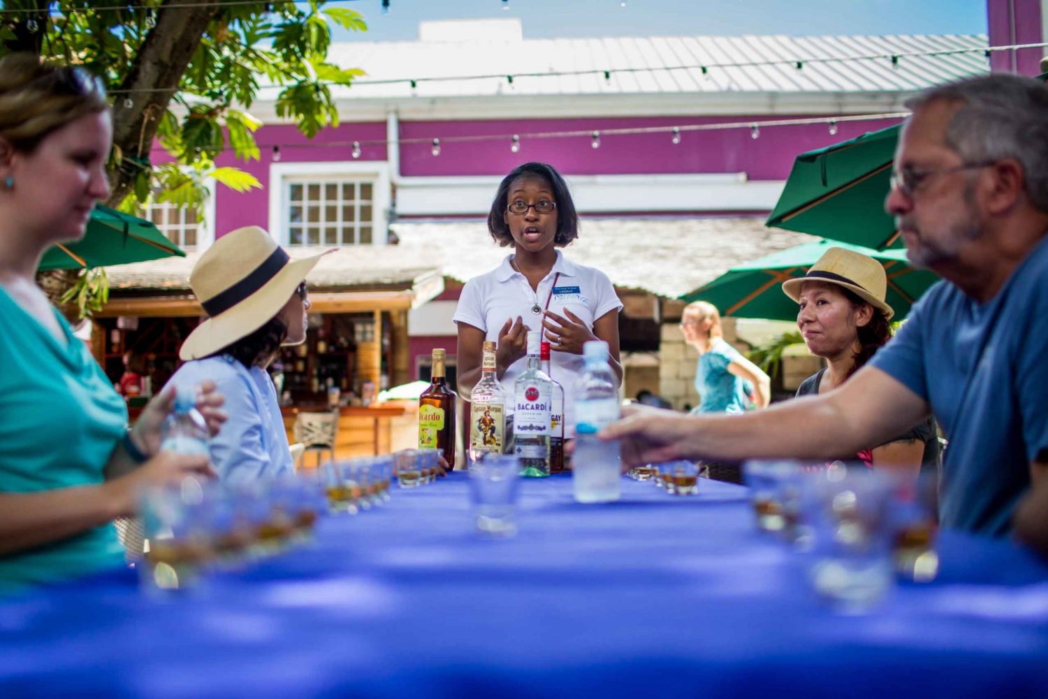 Nassau: Degustacje rumu i kulinarna wycieczka piesza