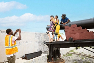 Nassau: Segway-kierros Fort Charlotteen ja ruoan maistelu