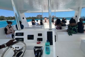 Nassau: Swimming Pigs, Snorkeling and Beach Boat Tour