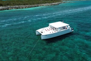 Nassau: Swimming Pigs, Snorkeling and Beach Boat Tour