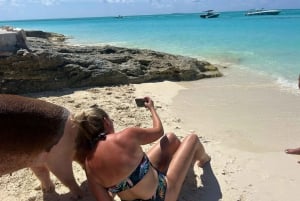 Nassau: Cerdos, Snorkel, Tortugas, Almuerzo, Club de Playa Privado