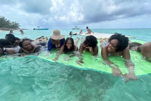 Nassau: Cerdos, Snorkel, Tortugas, Almuerzo, Club de Playa Privado