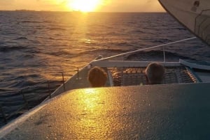 Cruise bij zonsondergang in het paradijs