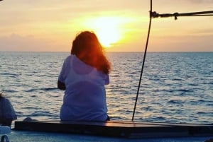 Cruise bij zonsondergang in het paradijs