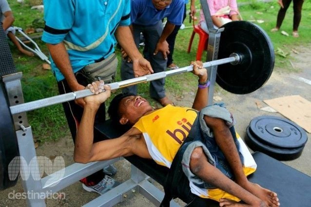 Para-Games candidate does bench press
