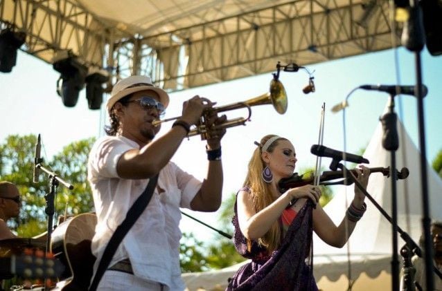 Tootin horn and singin accoustic violin - photo Turah Milo