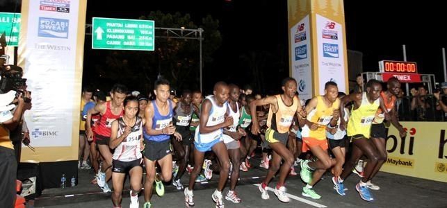 Marathon 2013 runners set off before sunrise