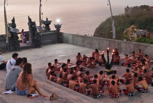 Geweldige Hanoman-vuurshow op de klif bij Karang Boma