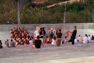 Geweldige Hanoman-vuurshow op de klif bij Karang Boma