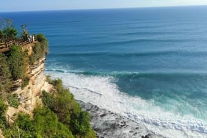 Geweldige Hanoman-vuurshow op de klif bij Karang Boma