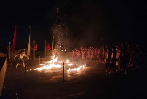 Geweldige Hanoman-vuurshow op de klif bij Karang Boma