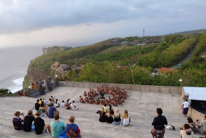 Geweldige Hanoman-vuurshow op de klif bij Karang Boma