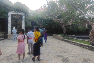 Geweldige Hanoman-vuurshow op de klif bij Karang Boma