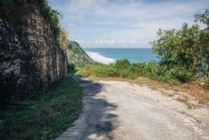 Geweldige Hanoman-vuurshow op de klif bij Karang Boma