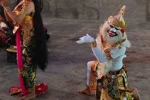 Geweldige Hanoman-vuurshow op de klif bij Karang Boma