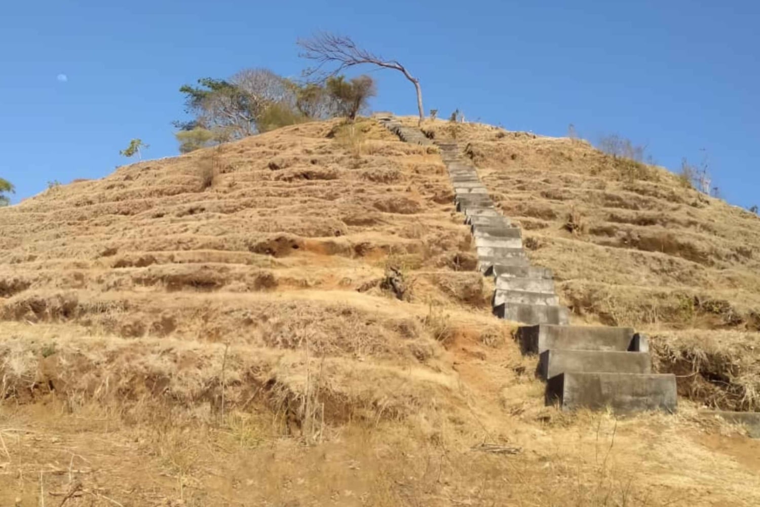 Amed: Mencol Hill Sunrise Nature Walk with Ocean Views