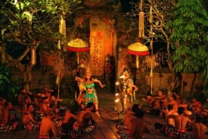 Ein Abend mit traditionellem Tanz auf Bali