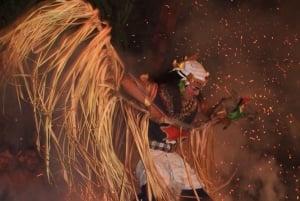 Ein Abend mit traditionellem Tanz auf Bali