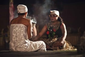 Ein Abend mit traditionellem Tanz auf Bali