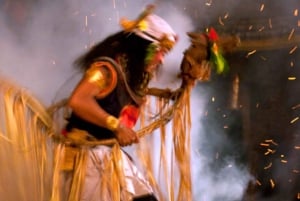 Ein Abend mit traditionellem Tanz auf Bali