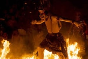 Ein Abend mit traditionellem Tanz auf Bali