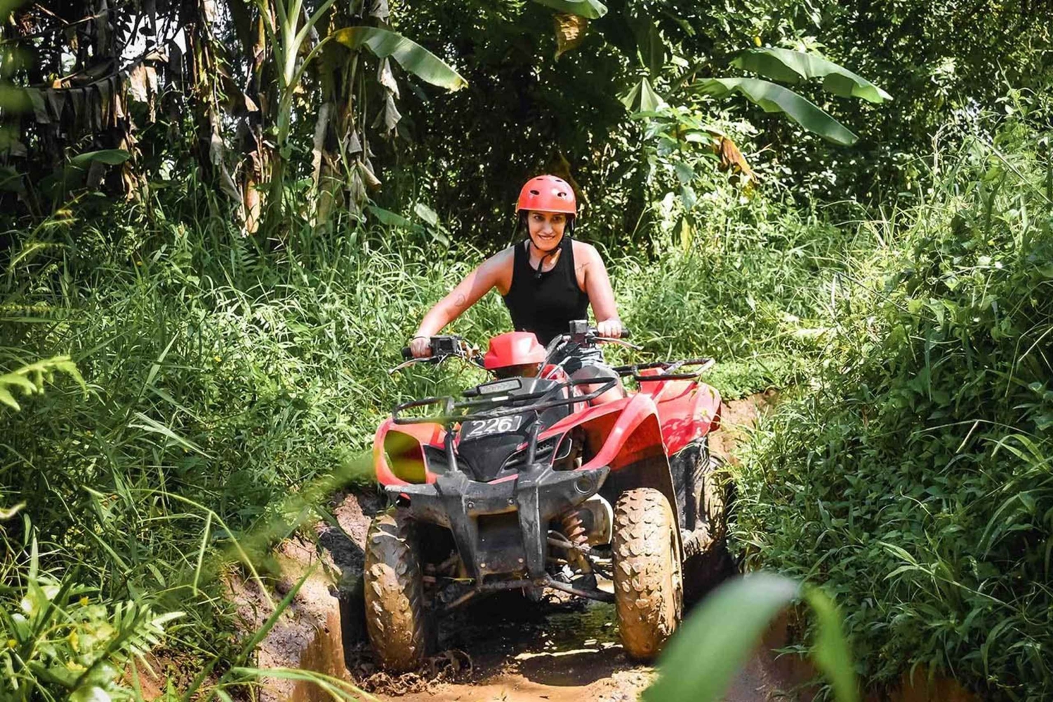 Payangan: en quad y una estatua gigante de un gorila