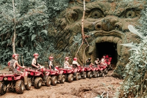 Payangan: en quad y una estatua gigante de un gorila