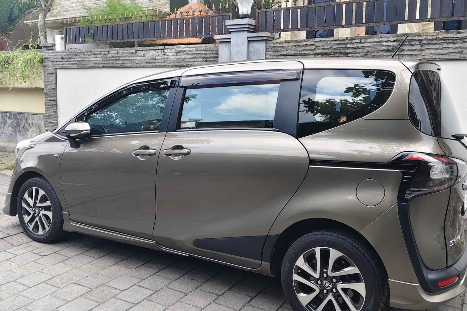 バリ空港の移動サービス（ラグジュアリーVIPまたは快適なマイクロバス）をご利用ください