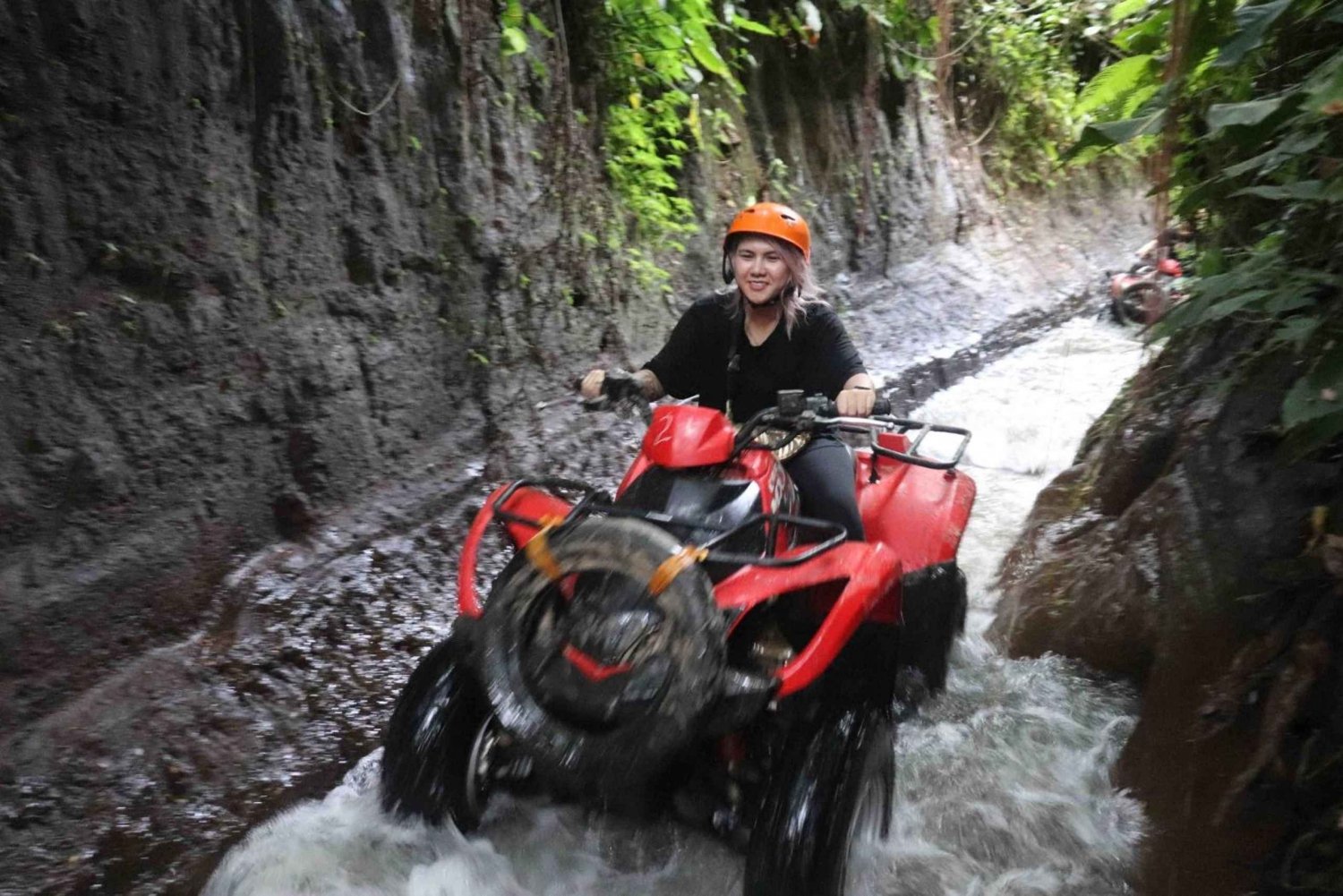 Bali: Paseo en quad con visita a cascada y cueva con almuerzo