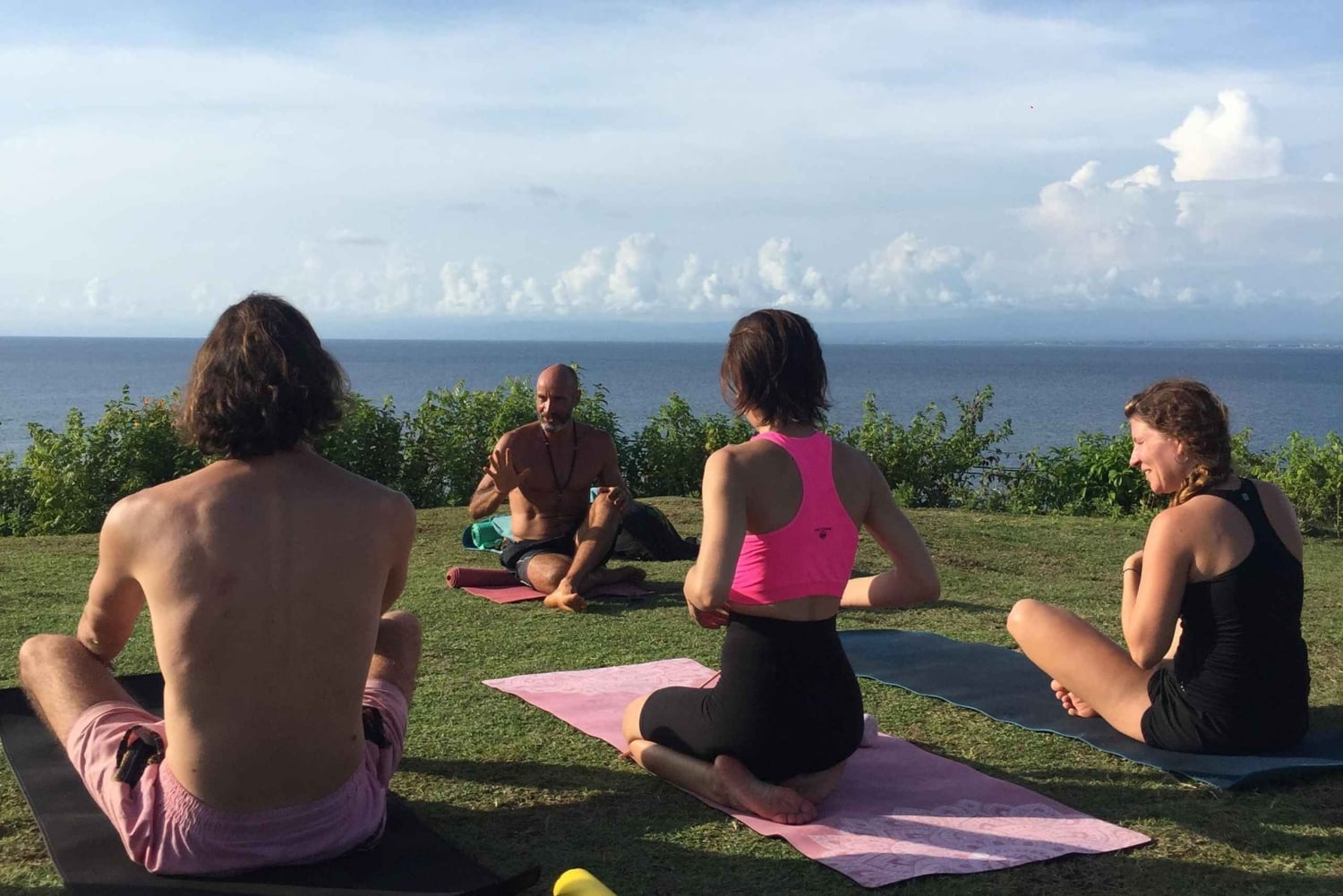Bali: lezione di yoga sulla scogliera di Balangan con vista sull'oceano