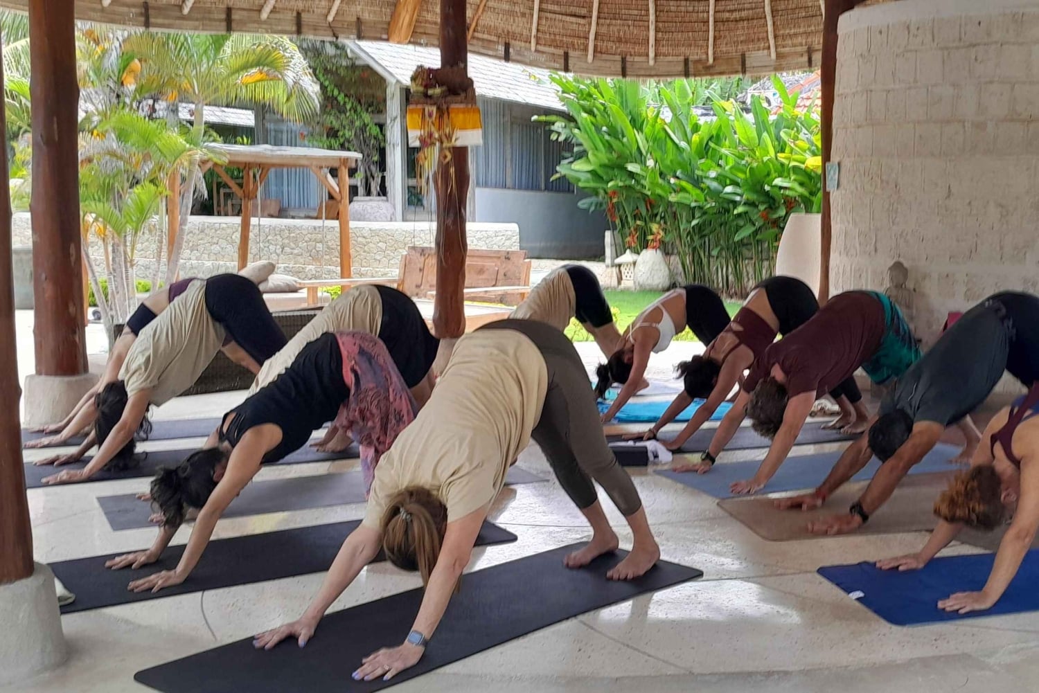 Bali: lezione di yoga sulla scogliera di Balangan con vista sull'oceano