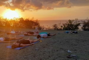 Bali: lezione di yoga sulla scogliera di Balangan con vista sull'oceano