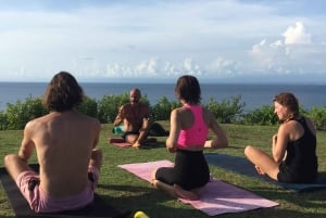 Bali: lezione di yoga sulla scogliera di Balangan con vista sull'oceano