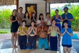 Bali: lezione di yoga sulla scogliera di Balangan con vista sull'oceano