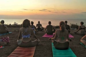 Bali: lezione di yoga sulla scogliera di Balangan con vista sull'oceano