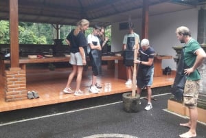 Bali: lezione di cucina balinese e canang sari con servizio navetta