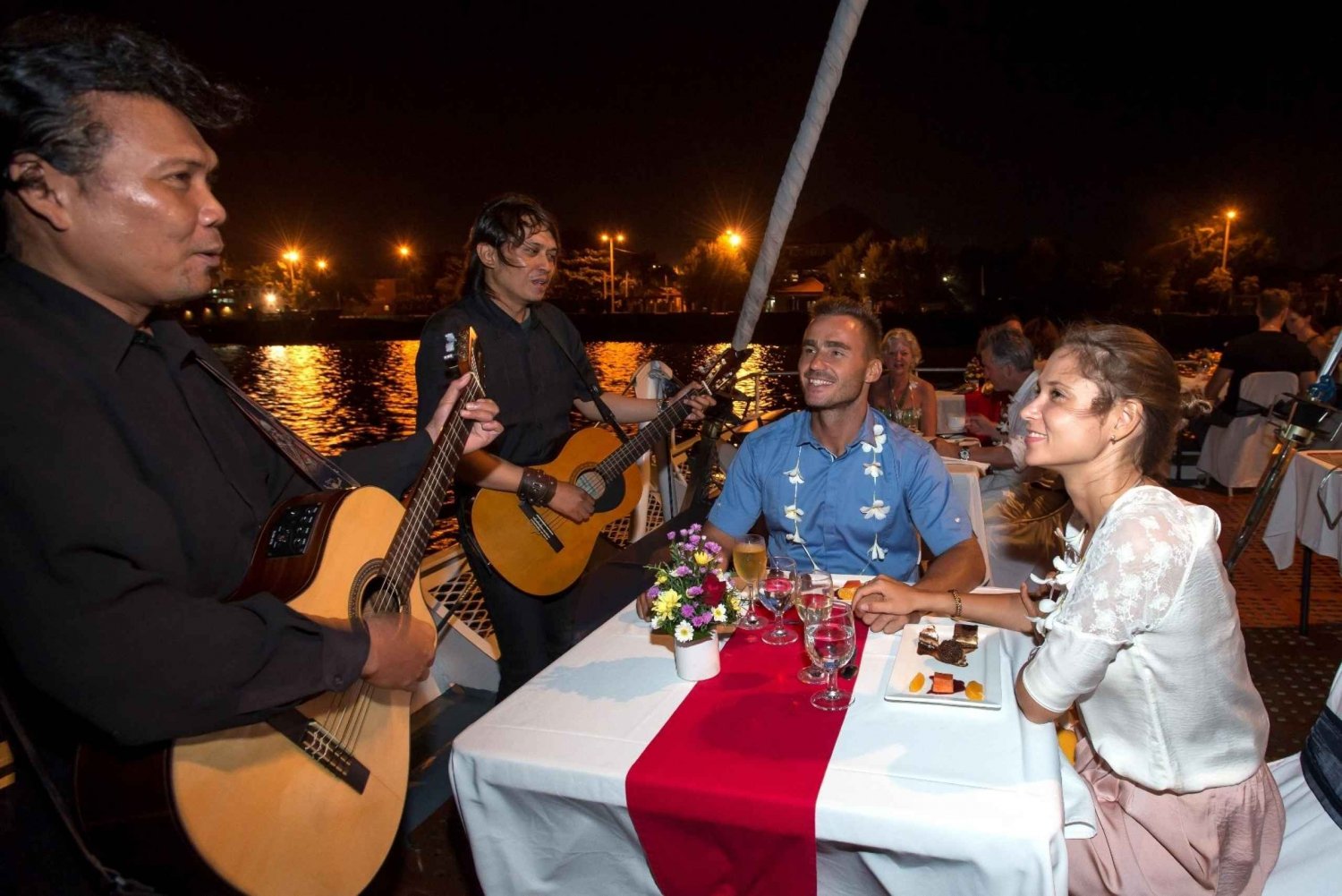 Bali Benoa: crociera romantica con cena di 5 portate con musica dal vivo