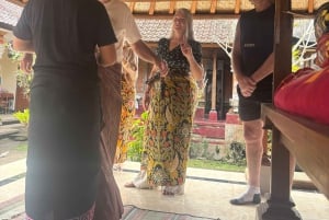 Bali: rytuały kulturowe, lokalna kuchnia i przygoda z świetlikami