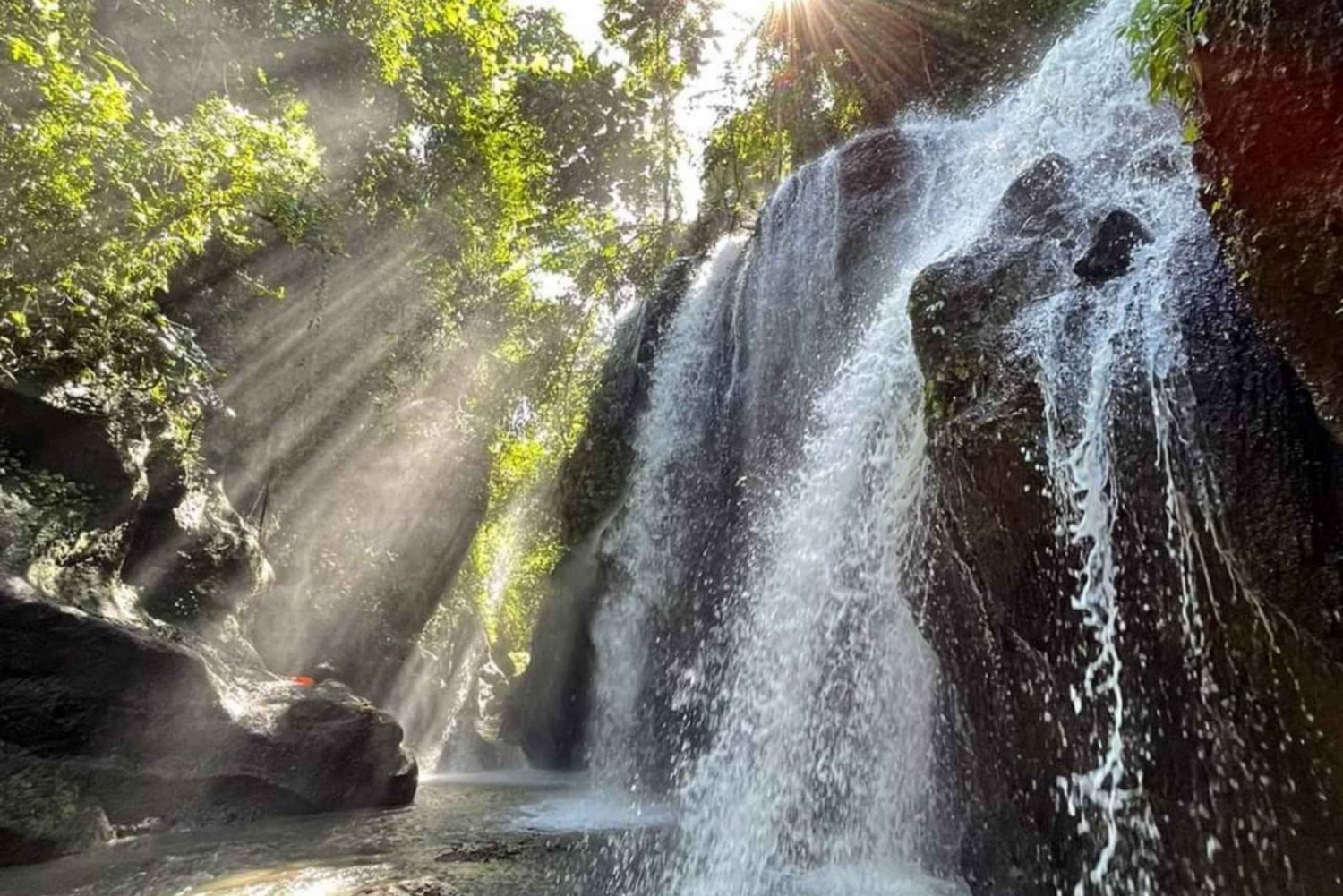 Bali: Viagem de 1 dia para o Templo Besakih e 2 cachoeiras escondidas