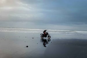 Bali: tour in moto da cross alla Black Beach