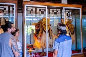 Bali: murais históricos, jardim das fadas e visita ao templo da gruta dos morcegos