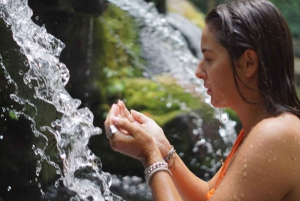 Bali: Purificação de água benta e leitura da palma da mão