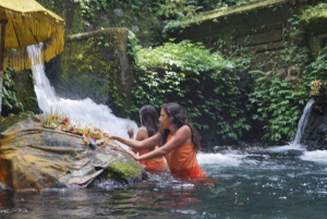 Bali: Purificação de água benta e leitura da palma da mão