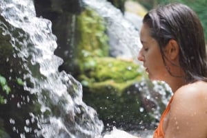 Bali: Purificação de água benta e leitura da palma da mão