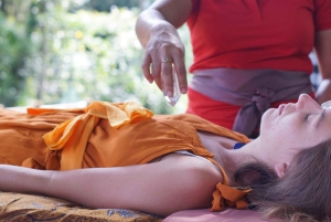 Bali: Purificação de água benta e leitura da palma da mão