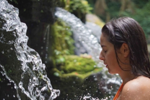 Bali: Purificação de água benta e leitura da palma da mão