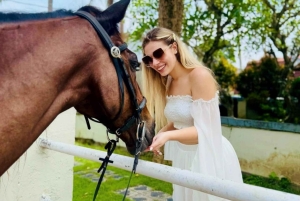 バリ：サバビーチと地元の寺院を巡る馬乗りツアー。