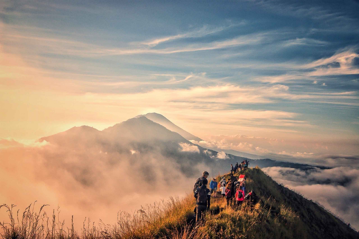 Bali: Ożywczy wczesny wschód słońca na Mt. Batur