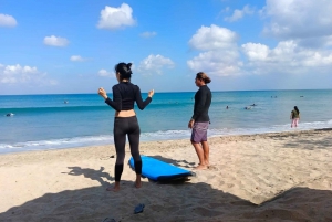 Bali: Spiaggia di Kuta~ Lezione di surf con caffè e snack gratuiti