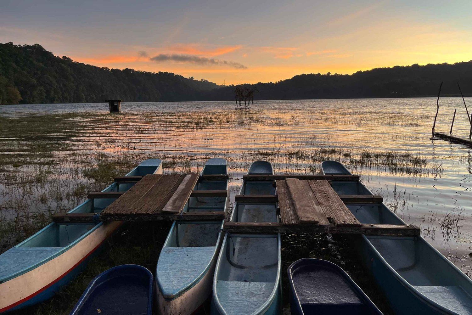 Bali: Passeio de canoa ao nascer do sol no Lago Tamblingan e cascatas